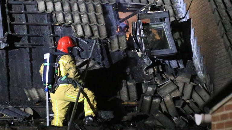 Het vuur sloeg over naar het dak van het huis. (Foto: Harrie Grijseels/SQ Vision)