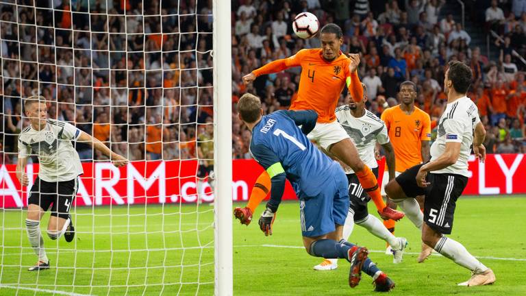 Virgil van Dijk klopt doelman Manuel Neuer in de interland van 13 oktober in Amsterdam. (Foto: VI Images)