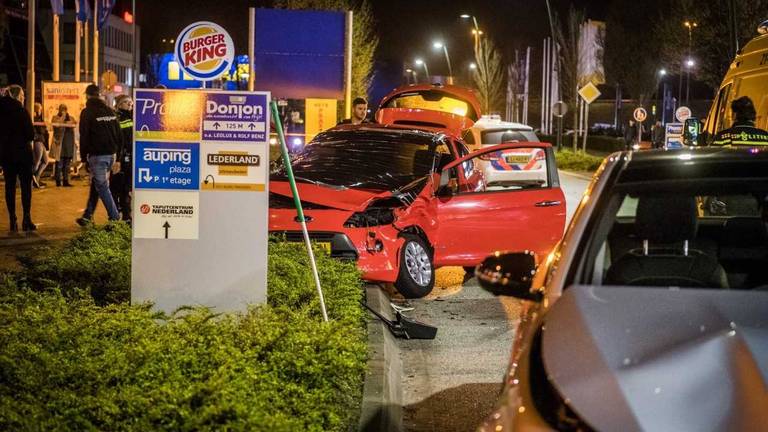 De auto's zijn op elkaar gebotst bij woonboulevard Ekkersrijt. (Foto: Sem van Rijssel/SQ Vision)