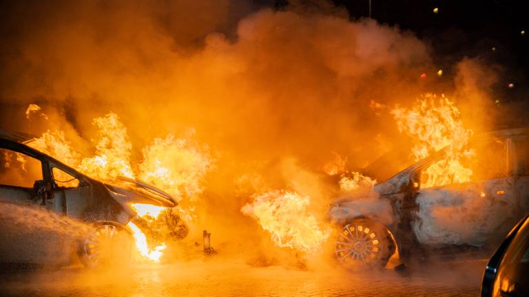 Zes auto's gingen door de brand verloren. (Foto: Jack Brekelmans)