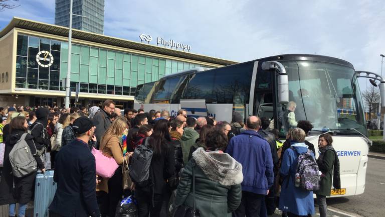 Een grote groep wachtende mensen op station Eindhoven. (Foto: Hans van Hamersveld)