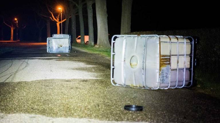De vaten zijn gedumpt vanuit een rijdende auto (Foto: Sem van Rijssel).