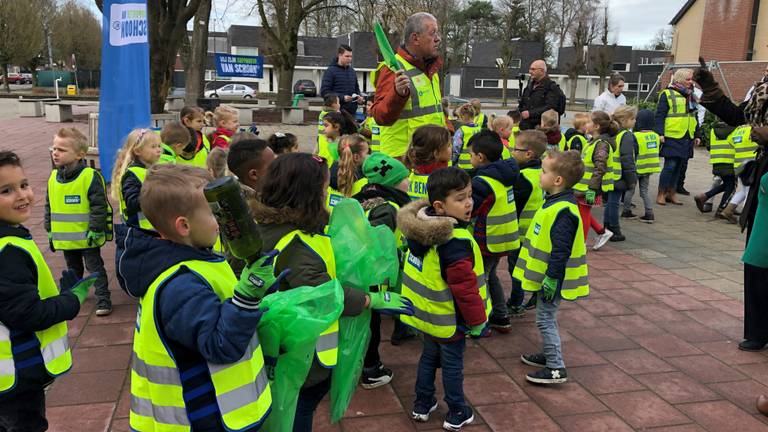 Gewapend met een geel hesje en een vuilniszak gingen tientallen leerlingen in Veghel de straat op.