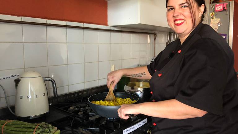 Loes Kolsters aan het werk in haar keuken (Foto: Imke van de Laar)