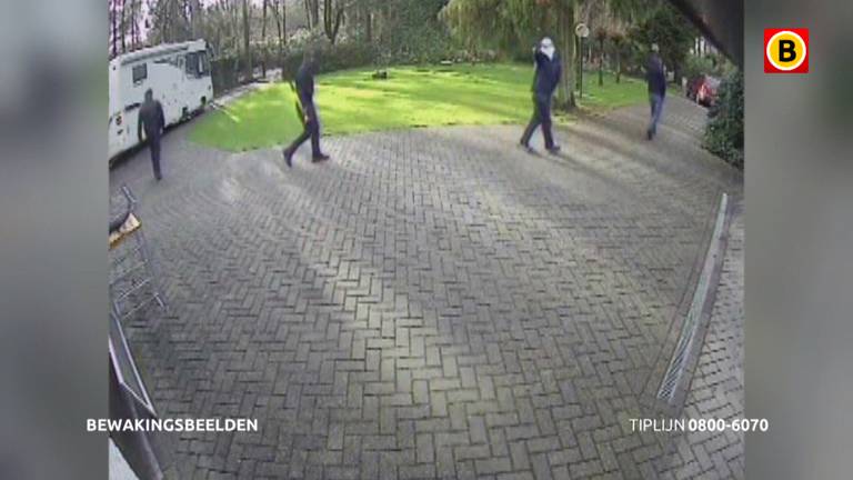 De inbrekers op de oprit van de woning in Steensel (Foto: Bureau Brabant).