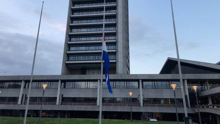 Vlag halfstok bij het provinciehuis in Den Bosch. (Foto: Paul Post)