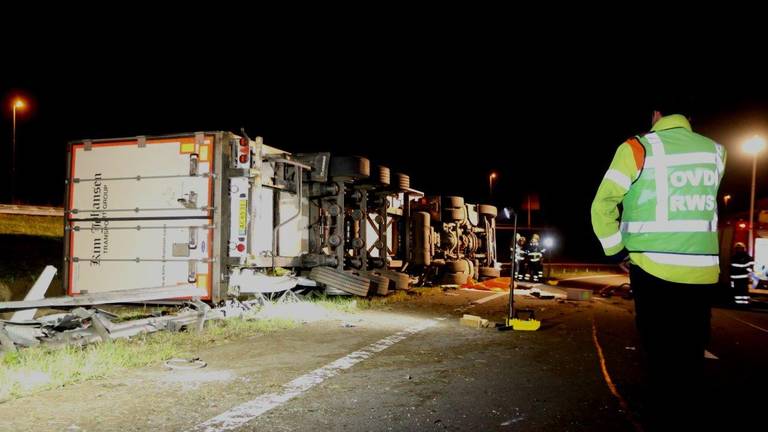 De vrachtwagen ligt gekanteld op de A59. (Foto: Bart Meesters/Meesters Multi Media)