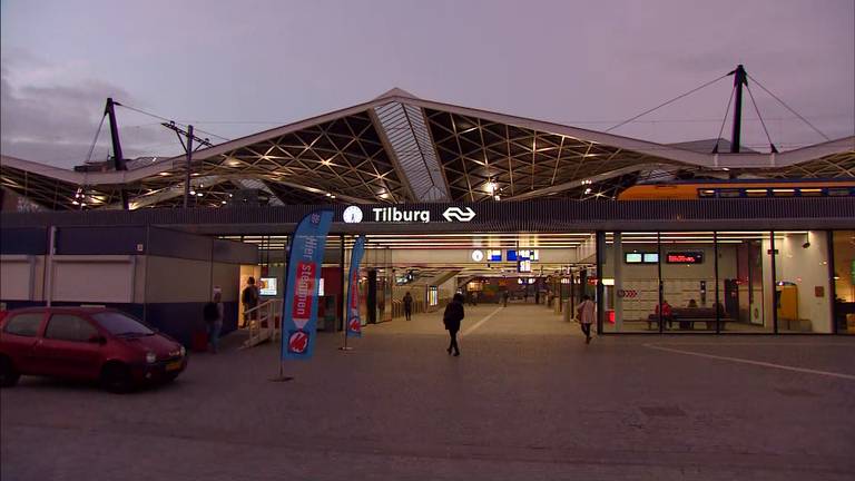 Op het station in Tilburg kon al vroeg worden gestemd. (foto: Omroep Brabant)