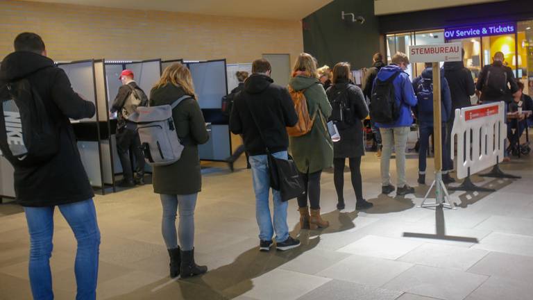 Rij voor het stembureau op het station in Eindhoven. (Foto: Arno van der Linden/SQ Vision)