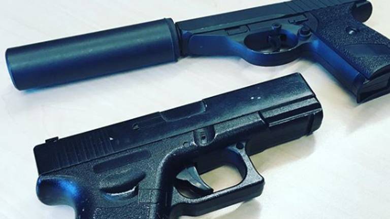 De wapens zijn niet van echt te onderscheiden. (foto: wijkagentluuk_eindhoven / Instagram)