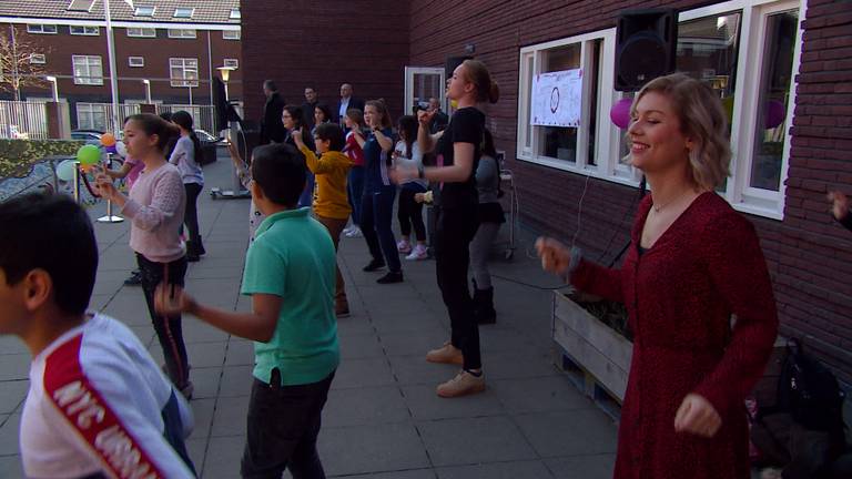 Samen met de kinderen stond juf Daisy te dansen tijdens de huldiging