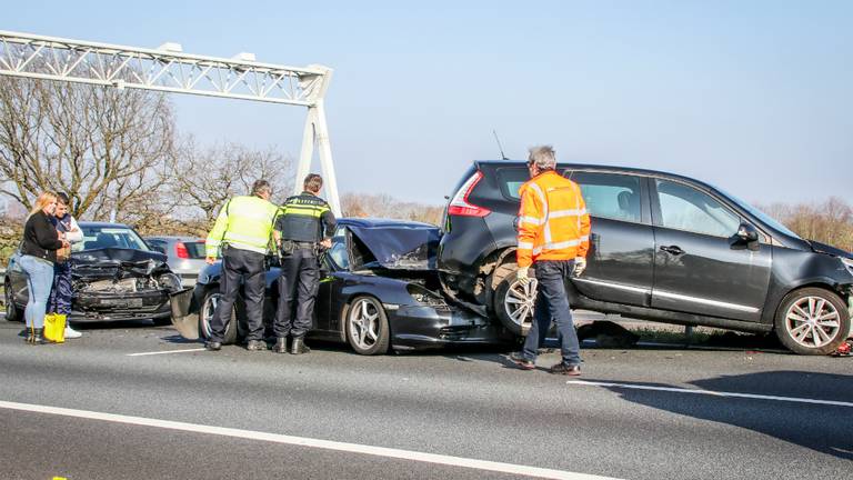 Bij het ongeluk bij Wouwse Plantage zijn meerdere auto's betrokken. (Foto: 112Nieuwsonline)