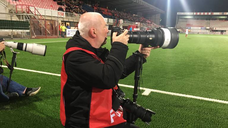 Fotograaf Bert van Berkum in actie tijdens TOP Oss-Jong AZ.