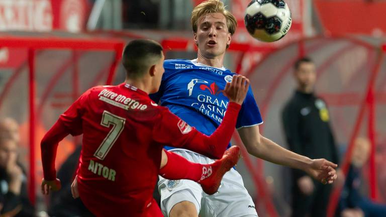 Danny Verbeek van FC Den Bosch in duel met tegenstander Cantalapiedra. (Foto: Orange Pictures)