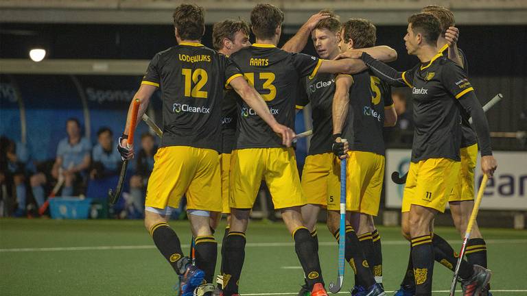 De spelers van Den Bosch vieren een van hun doelpunten tegen HGC. (Foto: Orange Pictures)