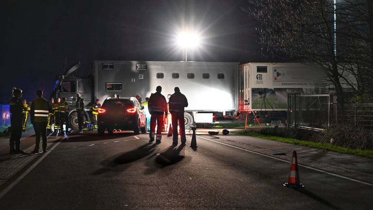 De vrachtwagen staat dwars over de weg. (Foto: Tom van der Put/ SQ Vision)