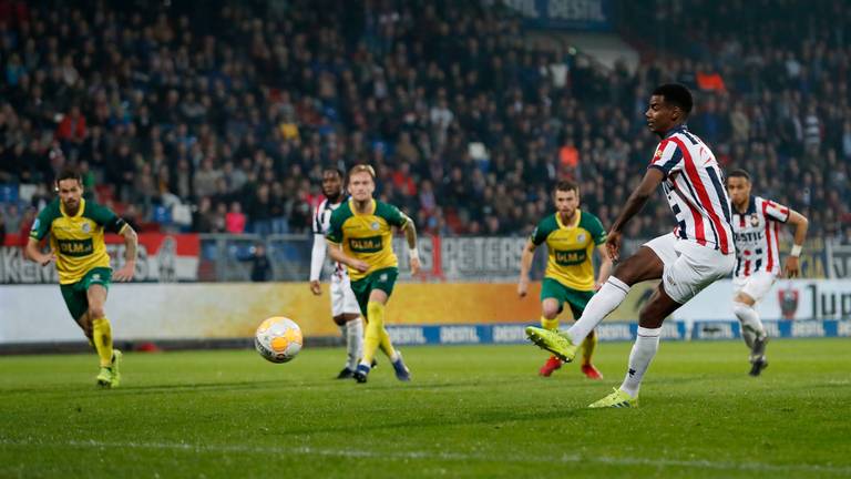 Willem II'er Alexander Isak is de eerste Eredivisie-speler die in één wedstrijd drie strafschoppen benut. (Foto: VI Images)