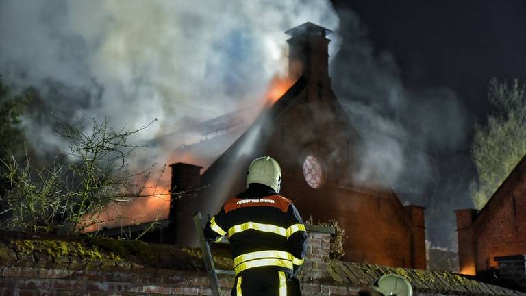 Toen de brandweer aankwam, sloegen de vlammen al uit het dak van de wellnesshoeve. (Foto: Toby de Kort)