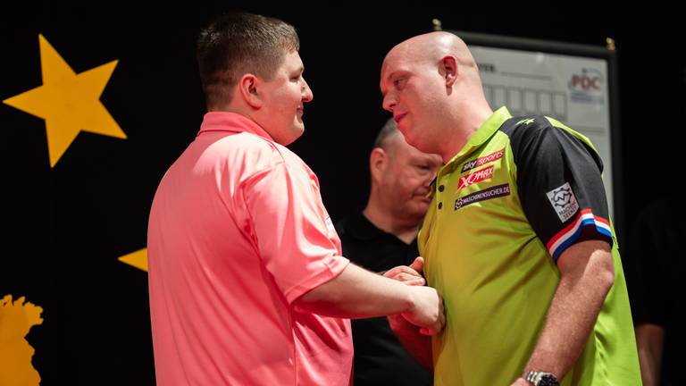 Michael van Gerwen feliciteert Keegan Brown (foto: Stefan Strassenburg/PDC Europe).