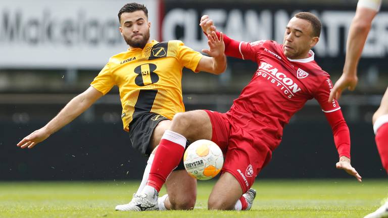 Mounir el Allouchi van NAC Breda in duel met VVV'er Johnatan Opoku. (Foto: VI Images)