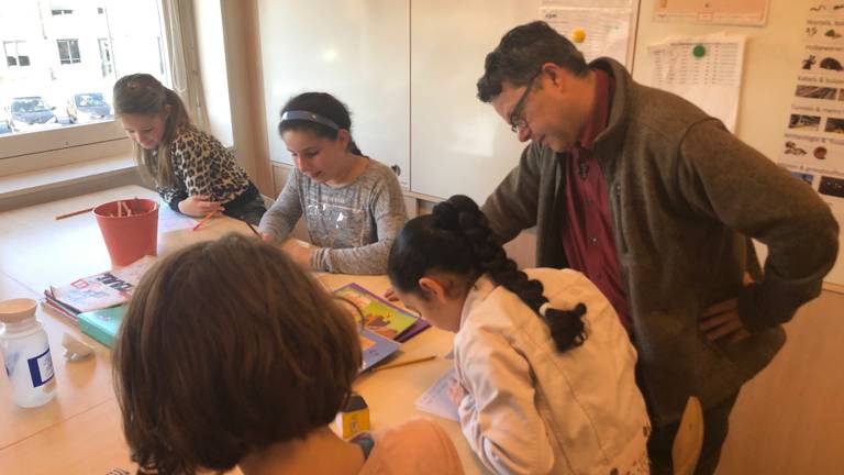 Meester Marc van der Heijden aan het werk in de klas (Foto: Alice van der Plas).