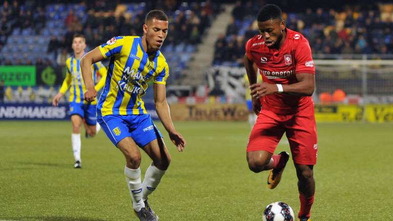 RKC'er Jurgen Gaari in duel met Fred Friday van FC Twente. (Foto: Orange Pictures)