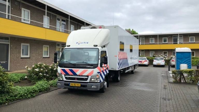 De 84-jarige man lag wekenlang dood in zijn woning (Foto: Alice van der Plas).