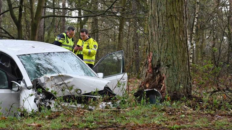 De auto botste tegen een boom. (Foto: Tom van der Put/SQ Vision)