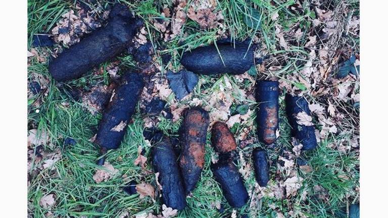 De gevonden explosieven. (Foto: politie/Instagram)