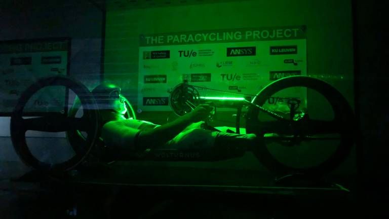 Wereldkampioen Jetze Plat wordt getest in de windtunnel van de TUE