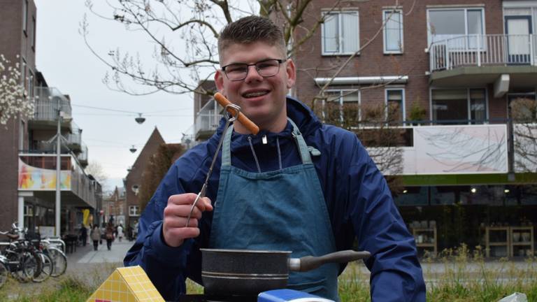 Gijs met zijn knakworst. (foto: Raymond Merkx)