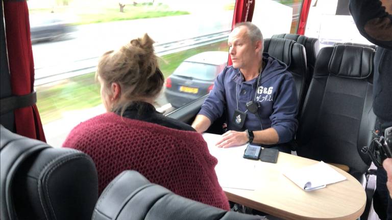 Agenten controleren voorbijrazend verkeer op appen achter het stuur. (Foto: Paul Post)