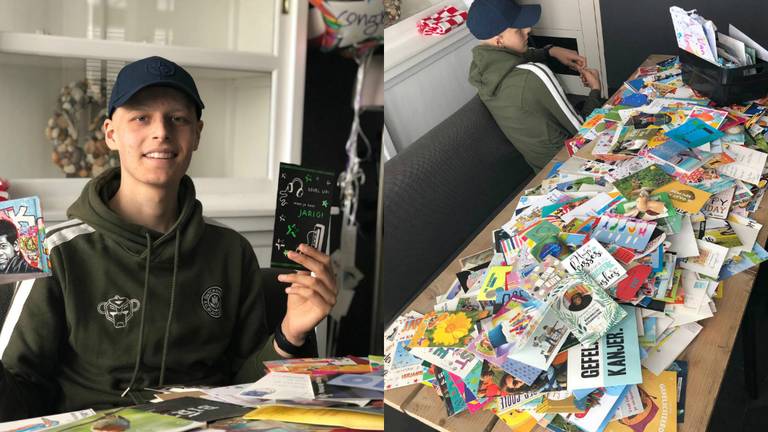 Jurre (16) met zijn 1700 verjaardagskaarten (foto: Michelle Peters)