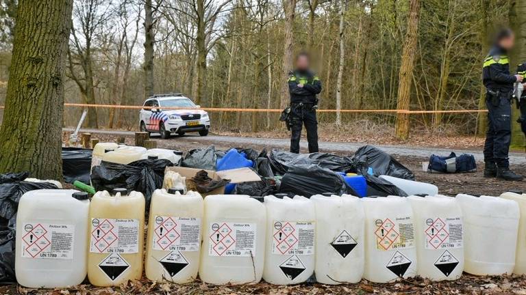 Het drugsafval werd op donderdag 4 april achtergelaten langs de Pompstationweg in Tilburg.  (Foto: Toby de Kort)