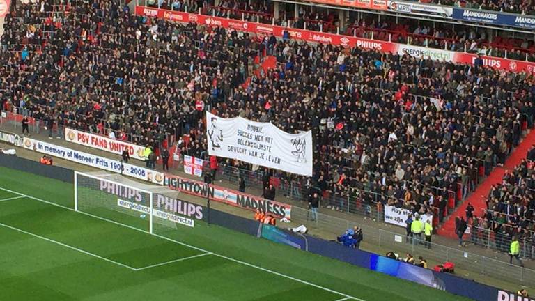 Het spandoek met de tekst: ‘Robbie succes met het belangrijkste gevecht van je leven’