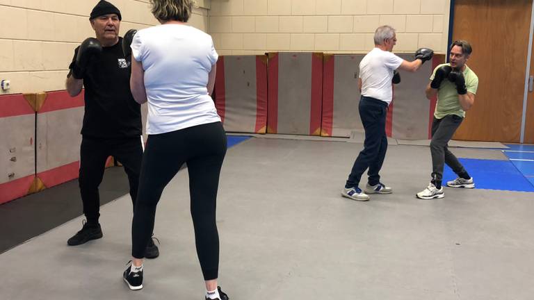 Deelnemers aan de Parkinsonboksles werken zich in het zweet (Foto: Imke van de Laar)