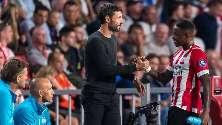 Mark van Bommel en Steven Bergwijn (foto: VI Images).