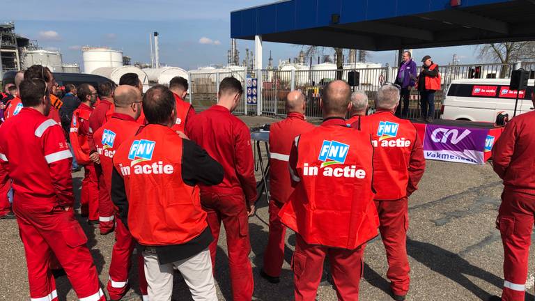 Shell-medewerkers bij de poortactie op Moerdijk voor meer loon. (foto: Raoul Cartens)