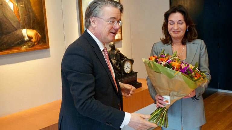 Bloemen van commissaris van Koning, Wim van de Donk, voor Désirée Schmalschläger (foto: provincie).