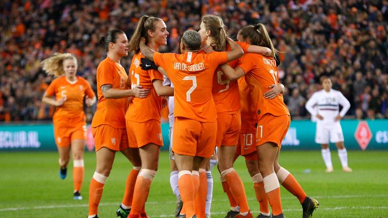 Blijdschap bij de Oranjeleeuwinnen na een van de goals tegen Mexico. (Foto: VI Images)