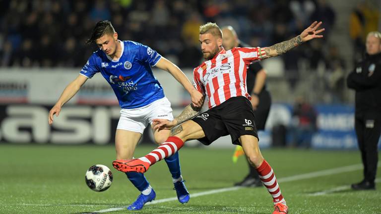 Stefan Velkov vecht namens FC Den Bosch een duel uit met Spartaan Lars Veldwijk (Foto: Orange Pictures)
