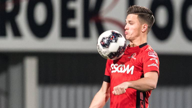 Bart Meijers controleert de bal in het shirt van Helmond Sport (foto: VI Images).