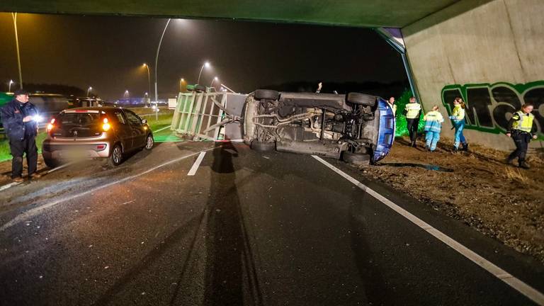 De aanhanger van de auto ligt dwars op de weg (Foto: Dave Hendriks SQ Vision)