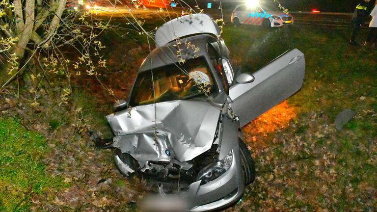 De bestuurder van de auto zou op de vlucht zijn geslagen (Foto: Rico Vogels SQ Vision)