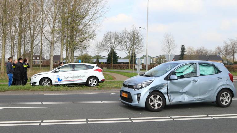 De lesauto van Vogelzang in de berm en de gehavende personenauto op De Gemertseweg (Foto: Danny van Schijndel)