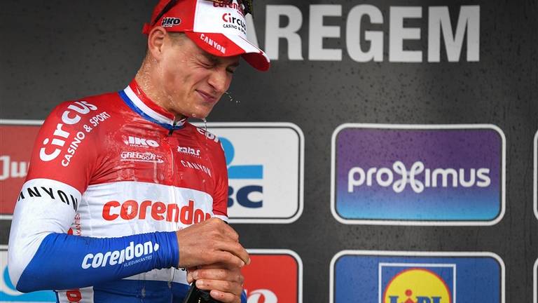 Van der Poel op het podium na winst in Dwars door Vlaanderen. Foto: VI Images.