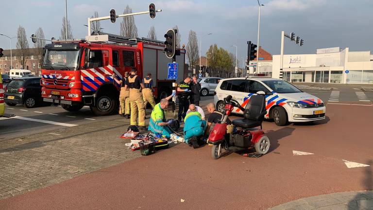 De man op de scootmobiel heeft het ongeluk niet overleefd. (Foto: Dave Hendriks)