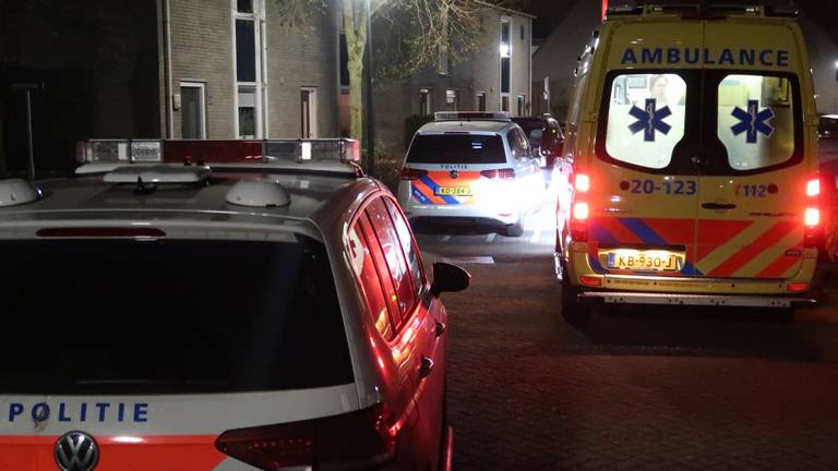 Verschillende hulpdiensten kwamen naar de Dassenburcht na de overval. (Foto: Perry Roovers)