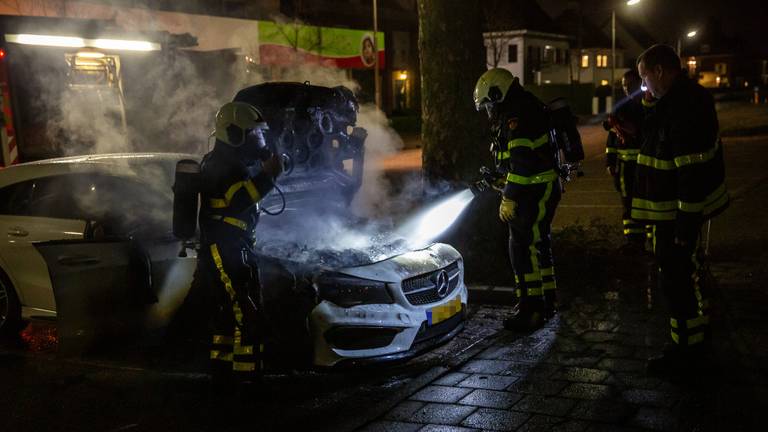 De auto is aan de voorkant volledig verwoest. (Foto: Christian Traets/SQ Vision Mediaprodukties)