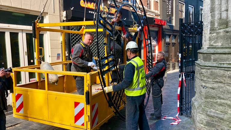 Wijzerplaten zijn terug op Grote Kerk Breda: 'Ze kunnen er weer 20 tot